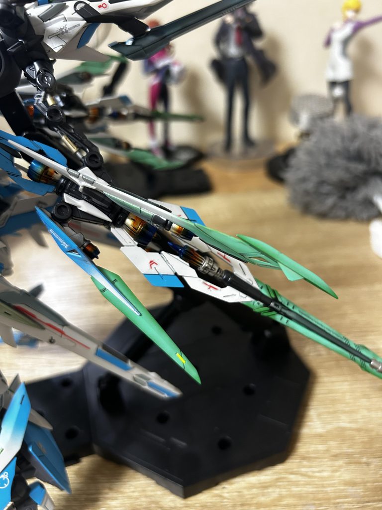 スターブライトジュラルミンの上から先はディープクリアブルー、真ん中はクリアオレンジでグラデーション。バーニア内部もクリアオレンジ