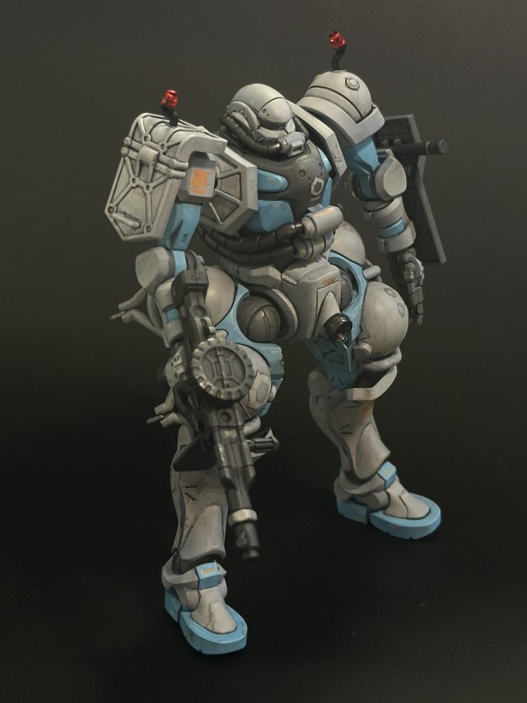 ◆塗装レシピ本体グレー:ガイア  ピュアホワイト + ガイア EXブラック 本体青: クレオス スカイブルー + クレオス GXクールホワイト関節:クレオス ダークアース + クレオス ブラック + ガイア ピュアホワイト バーニア、動力パイプ:ガイア スターブライトアイアン武器:クレオス MSファントムグレー + ガイア EX ホワイトトップコート(バーニア除く):クレオス スーパースムースクリア つや消しウェザリング:<ウォッシング>Mr.ウェザリングカラー マルチブラック→<ドライブラシ>タミヤ エナメル クロムシルバー→<チッピング>タミヤ エナメル ブラウン + ブラック肉眼ではもう少し明るい色合い&ウェザリング控えめです。