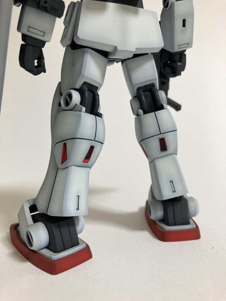 ふくらはぎのスラスターは塗り分けが非常に面倒…