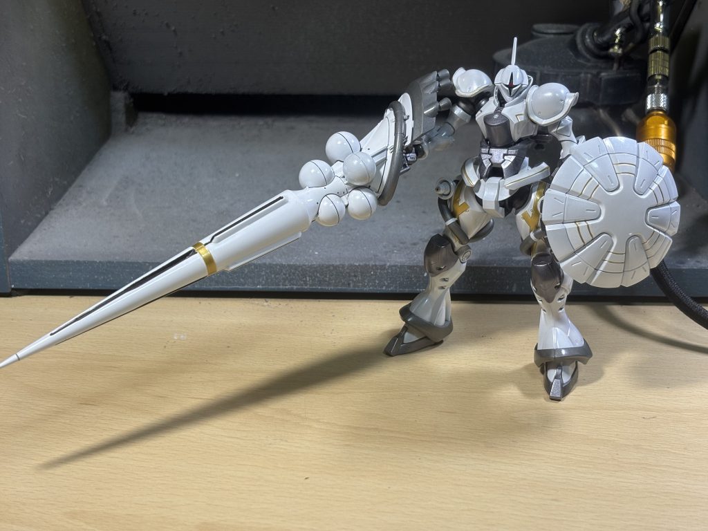 光沢クリア仕上げなので塗装後の保持力が心配でしたが、素組みの時と同様に問題なくハクジを持たせられました