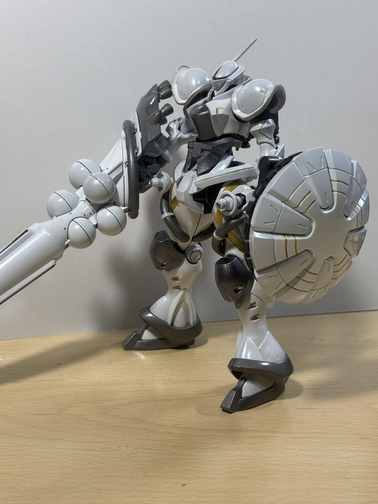 両肩アーマーのふちをプラ材でヘリ部分を強調してあるところと首部分の接続パーツの高さをカットして少しだけ頭の位置を下げて調整してあります