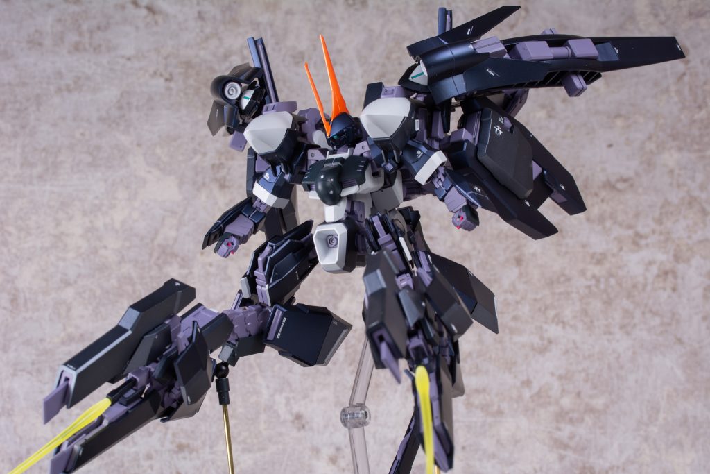 設定通り脚部を中間形態に変形させることが可能です。(一部関節パーツを差し替え)なるべくRe-boot版の設定画を再現できるように各パーツの配置を工夫しました。