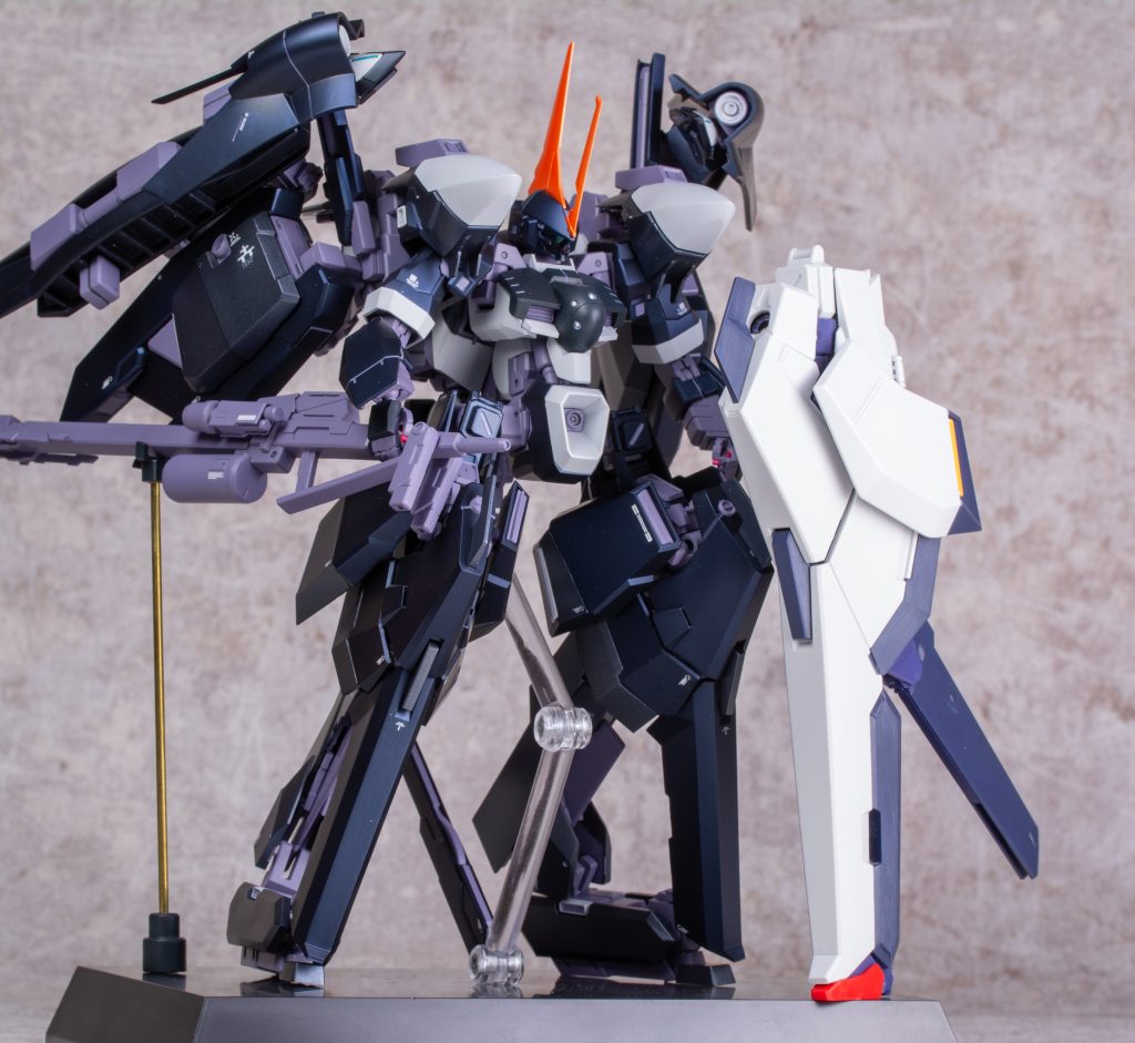 HG ハイゼンスレイⅡの脚部と比較HGは諸事情でかなり巨大な作りになっているため、バーザムとマッチするようなサイズで設計しました。