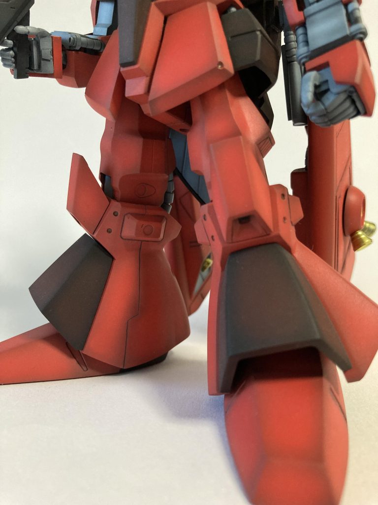 目立ちませんが足首の取付軸を外側に移動し、接地性を改善しました掌は旧キットのディザートザクで余っていた可動指の掌を移植握り拳が出来るため気に入っています