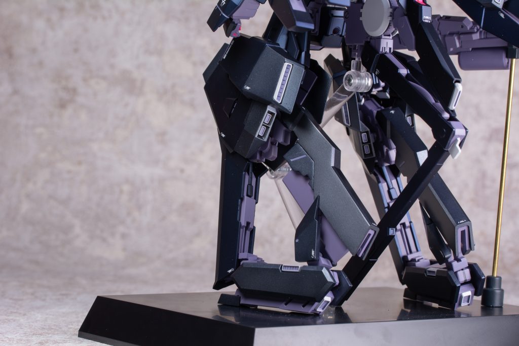 脚部はHG ハイゼンスレイⅡで再現されていない脚部ホバーユニット展開ギミックを盛り込んでいます(一部関節パーツを差し替え)。後述の変形機構も考慮する必要があるため内部には小型の関節を多用しています。