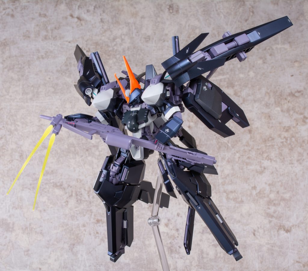 サッヤードライフル後端には設定通りビームサーベルの刃を取り付け可能です。