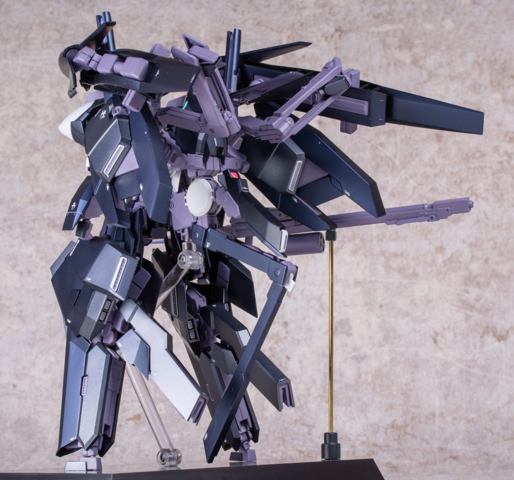 HG バーザムの上半身と自作パーツでバーベイン、HG アクア・ハンブラビⅡの基部と自作パーツでハンブラビⅡを作成し、両者が合体することでバーベイン・ラーⅡとなります。