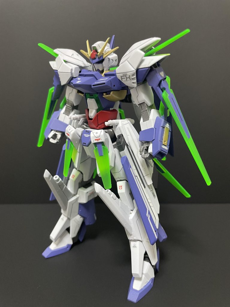 全身胴体と腕を1mmずつ延長してプロポーションをスマートに調整しました。プロポーション変化に伴い肩にボリュームをつけることで全体的にマッシヴにしています。頭部はブレードアンテナを追加してよりイケメンに。塗装はヘキサバイオレットが綺麗だったので、それを基調にクールホワイト、レッドでトリコロールっぽくしています。個人的にクリアパーツも合わせて良い色味になりました。機体イメージとしては、追加武装、追加装甲でAGE-FXの基本性能を底上げしたカスタム機といった感じです。