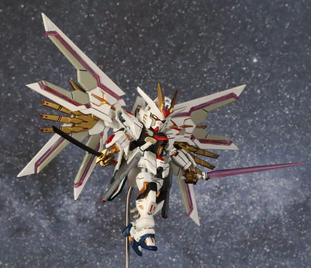 背中のウィングのピンクの部分は、ガンダムコンバージ #Plusの台座を刻んで作成しました。