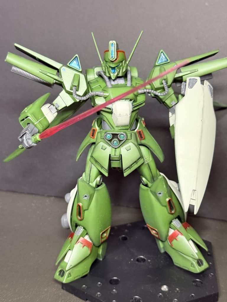 ビームサーベルはクリアではなかったのでピンバイスで穴開けて余り物を付けましたご覧くださりありがとうございました😊