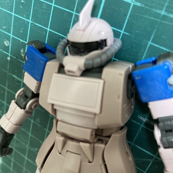 長く沼にハマっていたZZモノも一段落着いたので、ずっと作りたかった『みんな大好き水中用ザク』に着手しました。夏だし…ベースキットは…またオマエかーい！(だって安く入手しやすいんですもん…)この1年で3体目て……実は水中用ザクと砂ザクはかなり各部の形状が近いんですよね。脚と肘の関節に防水シールがあるのが水中用ザクの特徴ですが、砂ザクは最初から脚はシール処理があるため、かなり楽。肘シールも概ね構想が出来ているので、何とかなりそうです。顔がデカいイメージのある水中用ザクですが、デザインをよく観察するとモノアイスリットが通常のザクより広いだけで、頭自体は通常サイズで問題無いかと思います。顔デカイメージは旧キット全般的にありますが、HG化してないからイメチェン出来ていないのかと。画像は砂ザクのモノアイスリットの鼻上を黒く塗り潰した状態。この部分が広いだけです。ヒートプレスでモノアイカバー作成して、再現したいところです。楽しみながら作ります。（2枚目）