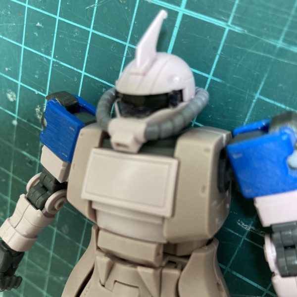 長く沼にハマっていたZZモノも一段落着いたので、ずっと作りたかった『みんな大好き水中用ザク』に着手しました。夏だし…ベースキットは…またオマエかーい！(だって安く入手しやすいんですもん…)この1年で3体目て……実は水中用ザクと砂ザクはかなり各部の形状が近いんですよね。脚と肘の関節に防水シールがあるのが水中用ザクの特徴ですが、砂ザクは最初から脚はシール処理があるため、かなり楽。肘シールも概ね構想が出来ているので、何とかなりそうです。顔がデカいイメージのある水中用ザクですが、デザインをよく観察するとモノアイスリットが通常のザクより広いだけで、頭自体は通常サイズで問題無いかと思います。顔デカイメージは旧キット全般的にありますが、HG化してないからイメチェン出来ていないのかと。画像は砂ザクのモノアイスリットの鼻上を黒く塗り潰した状態。この部分が広いだけです。ヒートプレスでモノアイカバー作成して、再現したいところです。楽しみながら作ります。（1枚目）