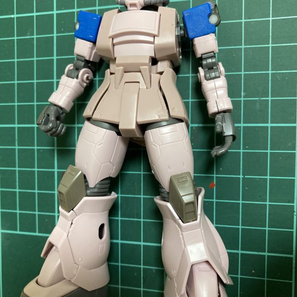 長く沼にハマっていたZZモノも一段落着いたので、ずっと作りたかった『みんな大好き水中用ザク』に着手しました。夏だし…ベースキットは…またオマエかーい！(だって安く入手しやすいんですもん…)この1年で3体目て……実は水中用ザクと砂ザクはかなり各部の形状が近いんですよね。脚と肘の関節に防水シールがあるのが水中用ザクの特徴ですが、砂ザクは最初から脚はシール処理があるため、かなり楽。肘シールも概ね構想が出来ているので、何とかなりそうです。顔がデカいイメージのある水中用ザクですが、デザインをよく観察するとモノアイスリットが通常のザクより広いだけで、頭自体は通常サイズで問題無いかと思います。顔デカイメージは旧キット全般的にありますが、HG化してないからイメチェン出来ていないのかと。画像は砂ザクのモノアイスリットの鼻上を黒く塗り潰した状態。この部分が広いだけです。ヒートプレスでモノアイカバー作成して、再現したいところです。楽しみながら作ります。（3枚目）