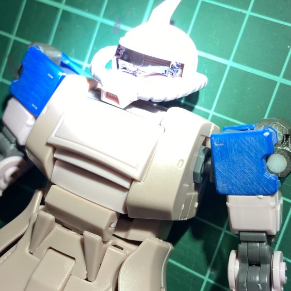 長く沼にハマっていたZZモノも一段落着いたので、ずっと作りたかった『みんな大好き水中用ザク』に着手しました。夏だし…ベースキットは…またオマエかーい！(だって安く入手しやすいんですもん…)この1年で3体目て……実は水中用ザクと砂ザクはかなり各部の形状が近いんですよね。脚と肘の関節に防水シールがあるのが水中用ザクの特徴ですが、砂ザクは最初から脚はシール処理があるため、かなり楽。肘シールも概ね構想が出来ているので、何とかなりそうです。顔がデカいイメージのある水中用ザクですが、デザインをよく観察するとモノアイスリットが通常のザクより広いだけで、頭自体は通常サイズで問題無いかと思います。顔デカイメージは旧キット全般的にありますが、HG化してないからイメチェン出来ていないのかと。画像は砂ザクのモノアイスリットの鼻上を黒く塗り潰した状態。この部分が広いだけです。ヒートプレスでモノアイカバー作成して、再現したいところです。楽しみながら作ります。（5枚目）
