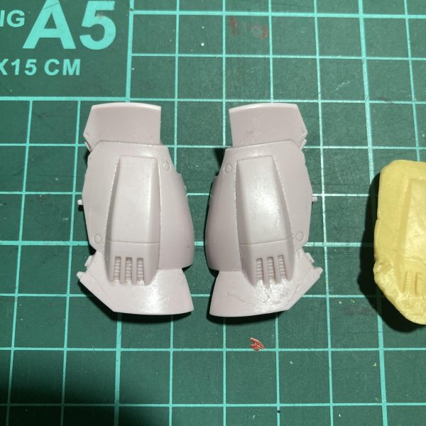 水中用ザクのフクラハギは砂ザクには片側しか無いディティールが両側にあります。部品注文しようかと思っていましたが、サイトを見ると売切れ…久しぶりにエポパテを使った複製をしました。エポパテで型をとり、エポパテで複製部品を作るオリジナルなやり方。レジンとかでやる方は結構いると思いますが、エポパテによるエポパテの複製はあまり見ないかと。タネ明かしされれば何ともシンプルな理屈です。簡単なのでオススメ。あと、顔がかなり水中用ザクっぽくなりました。旧キットの顔…デカいなぁ…フルフェイスのヘルメットみたいですw（5枚目）