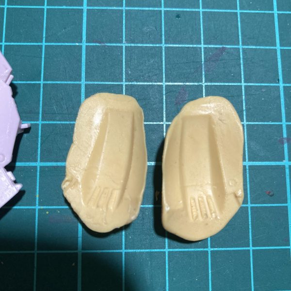 水中用ザクのフクラハギは砂ザクには片側しか無いディティールが両側にあります。部品注文しようかと思っていましたが、サイトを見ると売切れ…久しぶりにエポパテを使った複製をしました。エポパテで型をとり、エポパテで複製部品を作るオリジナルなやり方。レジンとかでやる方は結構いると思いますが、エポパテによるエポパテの複製はあまり見ないかと。タネ明かしされれば何ともシンプルな理屈です。簡単なのでオススメ。あと、顔がかなり水中用ザクっぽくなりました。旧キットの顔…デカいなぁ…フルフェイスのヘルメットみたいですw（6枚目）