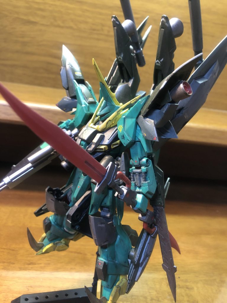 武装は、ロングレンジライフルとヒートソード