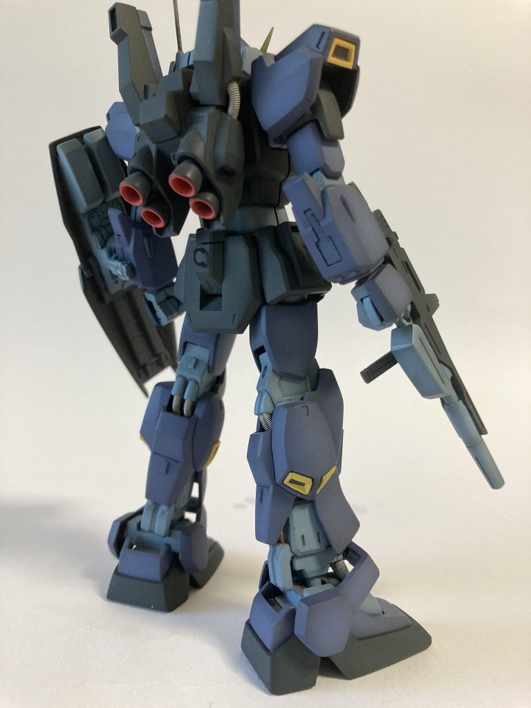 右前腕の裏側はプラ板で塞いでいます