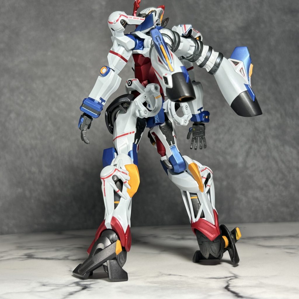 赤のラインと一部のイエロー部位は付属のシールを使いました。　貼るのに苦労しました。