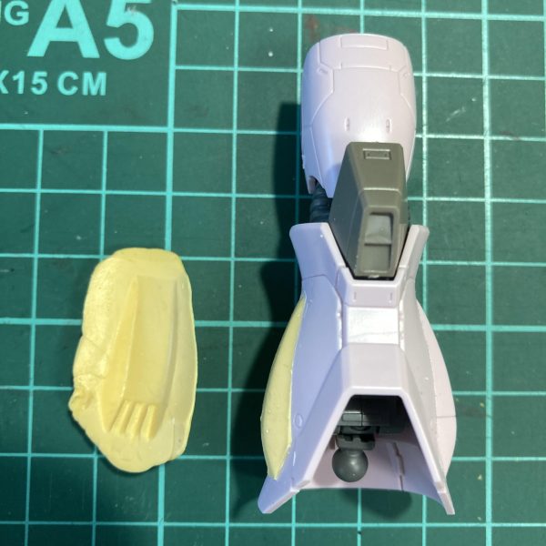 水中用ザクのフクラハギは砂ザクには片側しか無いディティールが両側にあります。部品注文しようかと思っていましたが、サイトを見ると売切れ…久しぶりにエポパテを使った複製をしました。エポパテで型をとり、エポパテで複製部品を作るオリジナルなやり方。レジンとかでやる方は結構いると思いますが、エポパテによるエポパテの複製はあまり見ないかと。タネ明かしされれば何ともシンプルな理屈です。簡単なのでオススメ。あと、顔がかなり水中用ザクっぽくなりました。旧キットの顔…デカいなぁ…フルフェイスのヘルメットみたいですw（2枚目）
