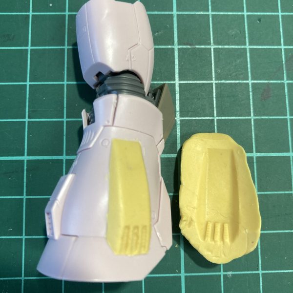 水中用ザクのフクラハギは砂ザクには片側しか無いディティールが両側にあります。部品注文しようかと思っていましたが、サイトを見ると売切れ…久しぶりにエポパテを使った複製をしました。エポパテで型をとり、エポパテで複製部品を作るオリジナルなやり方。レジンとかでやる方は結構いると思いますが、エポパテによるエポパテの複製はあまり見ないかと。タネ明かしされれば何ともシンプルな理屈です。簡単なのでオススメ。あと、顔がかなり水中用ザクっぽくなりました。旧キットの顔…デカいなぁ…フルフェイスのヘルメットみたいですw（1枚目）