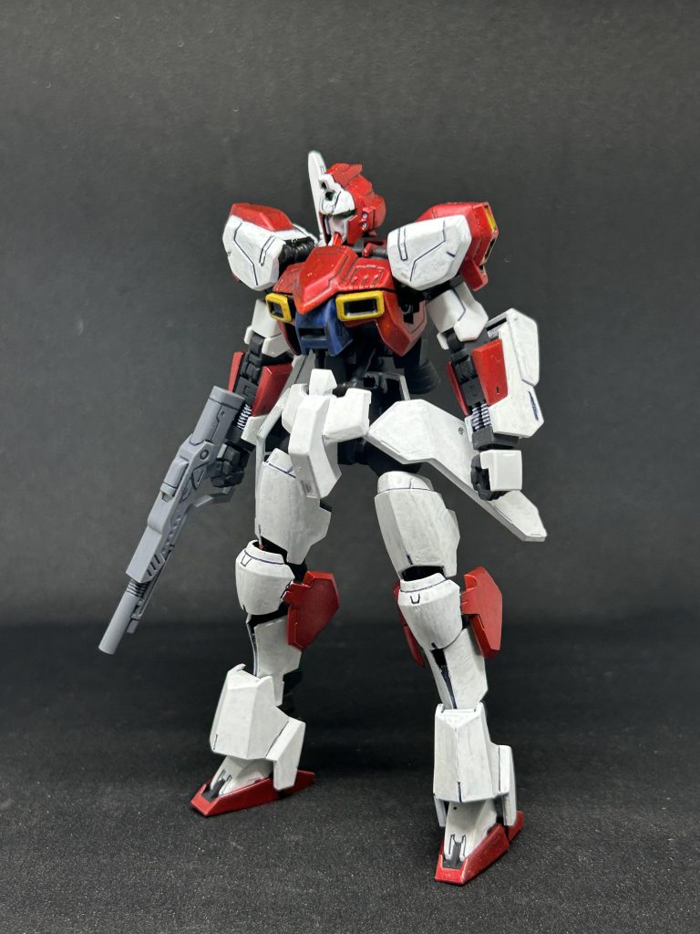 肩は以前からエアリアル改修のを鉄血のキットに使えるようにしていたのを使用しました。脚は以前制作したバーザムリッターのを参考にアースリーのものに変更しております。