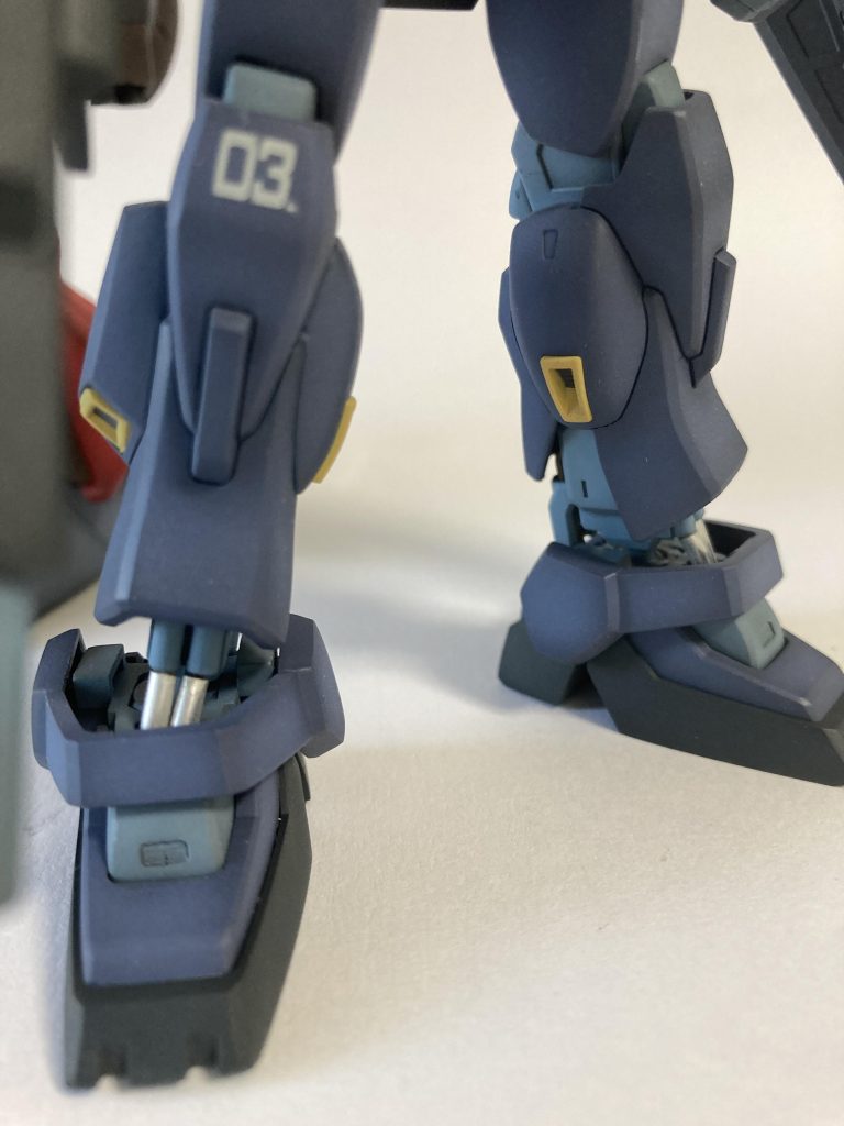 足首のシリンダーはアルミパイプに交換スプリングで繋いでいるため、脚の可動は邪魔しません