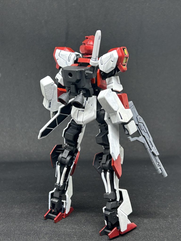 背中はラーガンダムのを加工しアースリーなどについてるジョイントを鉄血に合うのように加工して取り付けております。ブースター部分はオプションパーツ08のボールジョイントにして動かせます(ちょっと取れやすいですが)。