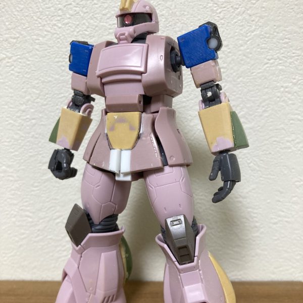 この週末はかなり水ザク製作に時間が使えました。砂ザクを改修して水ザクにするので、各所に水ザク旧キットのパーツに置き換えるつもりでしたが、パーツの合いがあまりにも悪く、かえって作業が進まないのでパテ等で自作する方向に…旧キット高かったのに……まぁバックパックや武器、肩アーマーは使うので仕方ないか…少し水ザクに近づいてきました…かね？？（1枚目）