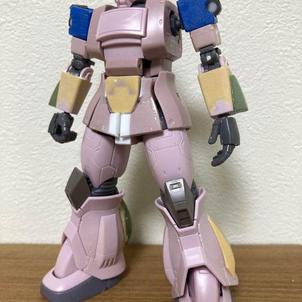 この週末はかなり水ザク製作に時間が使えました。砂ザクを改修して水ザクにするので、各所に水ザク旧キットのパーツに置き換えるつもりでしたが、パーツの合いがあまりにも悪く、かえって作業が進まないのでパテ等で自作する方向に…旧キット高かったのに……まぁバックパックや武器、肩アーマーは使うので仕方ないか…少し水ザクに近づいてきました…かね？？（3枚目）