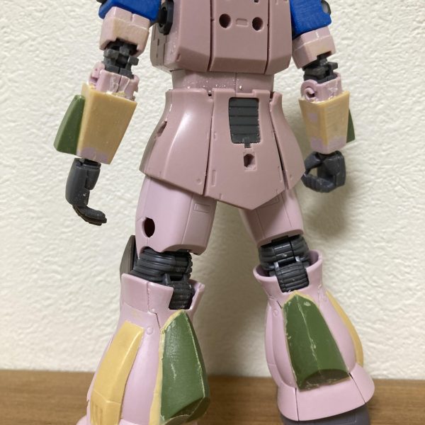 この週末はかなり水ザク製作に時間が使えました。砂ザクを改修して水ザクにするので、各所に水ザク旧キットのパーツに置き換えるつもりでしたが、パーツの合いがあまりにも悪く、かえって作業が進まないのでパテ等で自作する方向に…旧キット高かったのに……まぁバックパックや武器、肩アーマーは使うので仕方ないか…少し水ザクに近づいてきました…かね？？（5枚目）