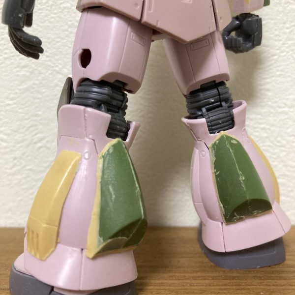 この週末はかなり水ザク製作に時間が使えました。砂ザクを改修して水ザクにするので、各所に水ザク旧キットのパーツに置き換えるつもりでしたが、パーツの合いがあまりにも悪く、かえって作業が進まないのでパテ等で自作する方向に…旧キット高かったのに……まぁバックパックや武器、肩アーマーは使うので仕方ないか…少し水ザクに近づいてきました…かね？？（6枚目）