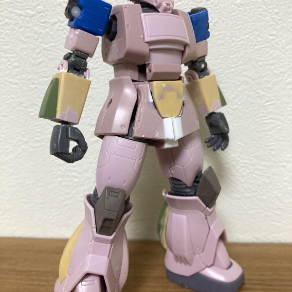 この週末はかなり水ザク製作に時間が使えました。砂ザクを改修して水ザクにするので、各所に水ザク旧キットのパーツに置き換えるつもりでしたが、パーツの合いがあまりにも悪く、かえって作業が進まないのでパテ等で自作する方向に…旧キット高かったのに……まぁバックパックや武器、肩アーマーは使うので仕方ないか…少し水ザクに近づいてきました…かね？？（2枚目）