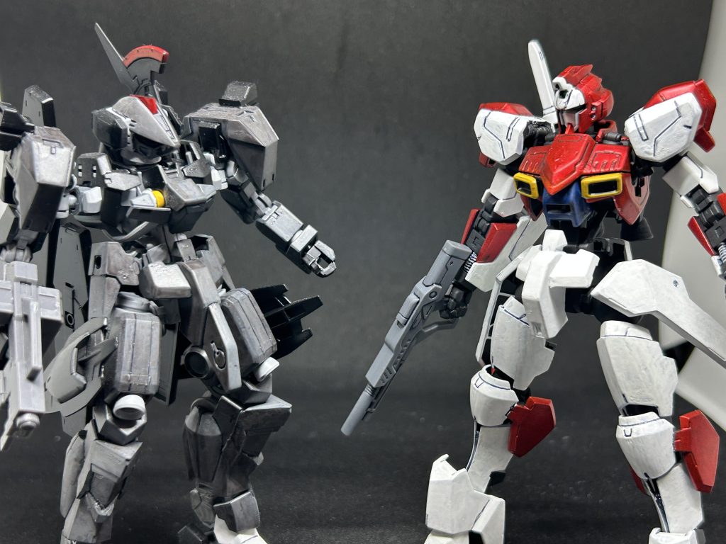 最後に参考機と一緒に。今回脚が曲がるなど色々考えながらXに投稿しつつ完成させれました。ただ完成間近にパーツ紛失を起こし急遽別パーツでと色々してたら元パーツが見つかり完成が遅れました。もう少しパーツ管理をしっかりしないと。