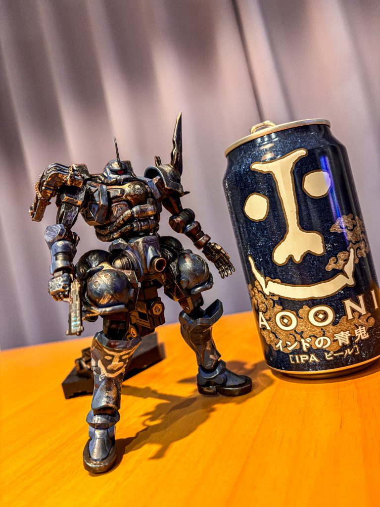 右の脚部には推しのクラフトビールのパッケージを筆塗りで描きました