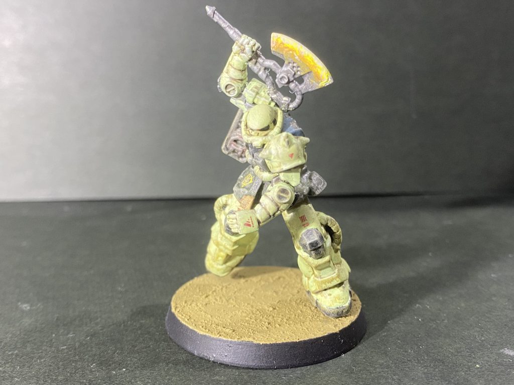 本体色はMr.カラー、関節など細部はシタデルカラーで塗装しています。アーティファクトと違い、アッセンブルはPS樹脂製なので、気兼ねなくラッカー系塗料を使えて良かったです。今回初めてシタデルカラーのシェイドカラーを使用してみましたが、勝手がよく分からず結局ほぼウェザリングのようになってしまいました。