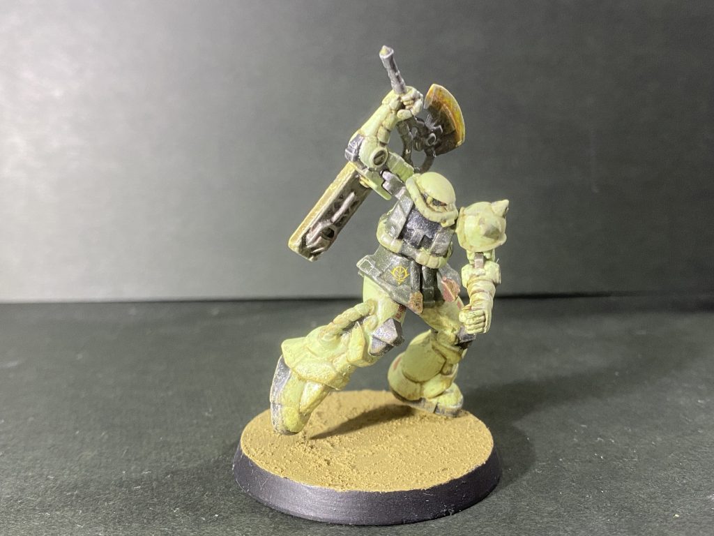 本体塗装後に、公式デカールやハイキューパーツ、アシタのデカールを貼り付けました。その後一度トップコートで塗膜をコーティングし、ドライブラシ→ウェザリングマスターでの汚し塗装→つや消しクリアを吹いて完成といった流れです。