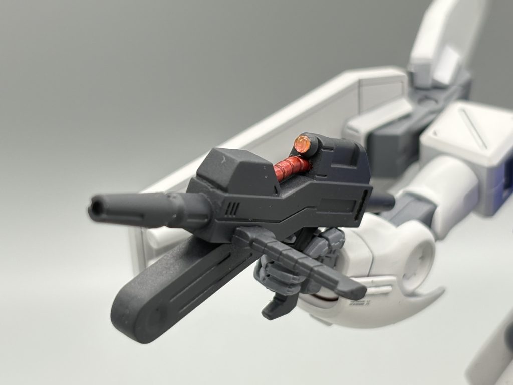 ビームライフルも同様にしています。また、手首は両方ともMSハンズに変更、右手側はそのままだと持てなかったので干渉する部分を削っています。