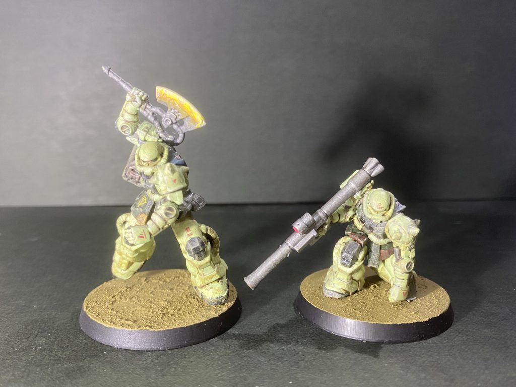 二つ並べたらワクワクしますね。早くシャアザクも作って並べないと！