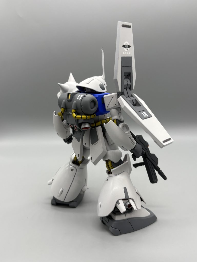 斜め後ろから。13のマークとエゥーゴの紋章もデカールで再現しています。バックパックのセンサー部分は百均のメタリックテープを使用してます。