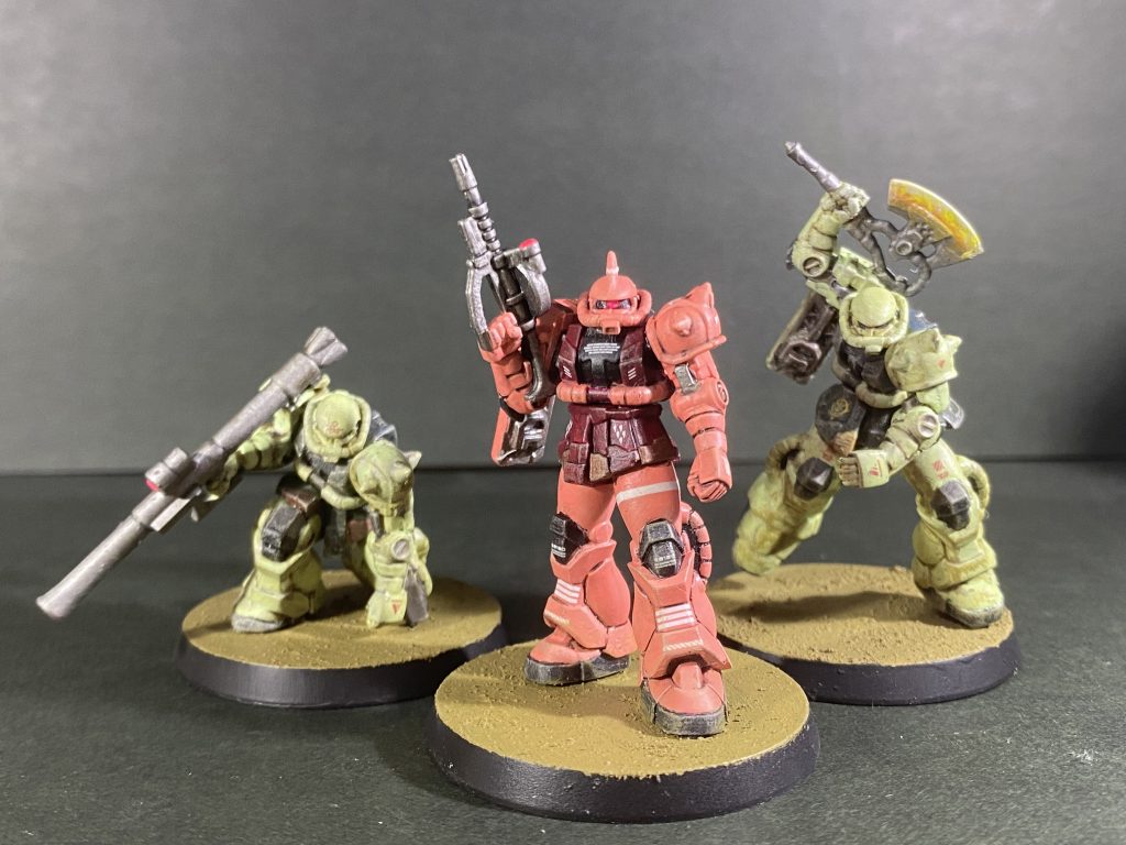 これで3体揃いました!やったね。シャアザクは他2体に比べて最低限のウェザリングに留めています。やはりエースは無闇に汚れたり被弾したりしませんので。