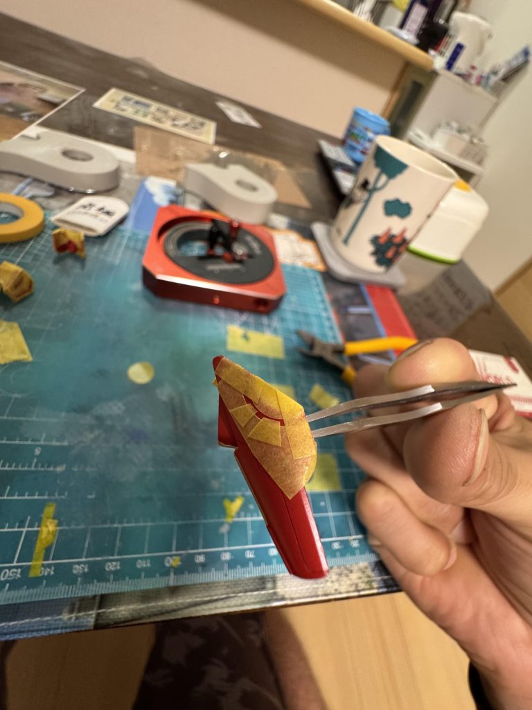 コーションラインは全てマスキングで塗装する派の人間なので、ここは頑張って全てのパーツをマスキング毎度泣きそうになります。