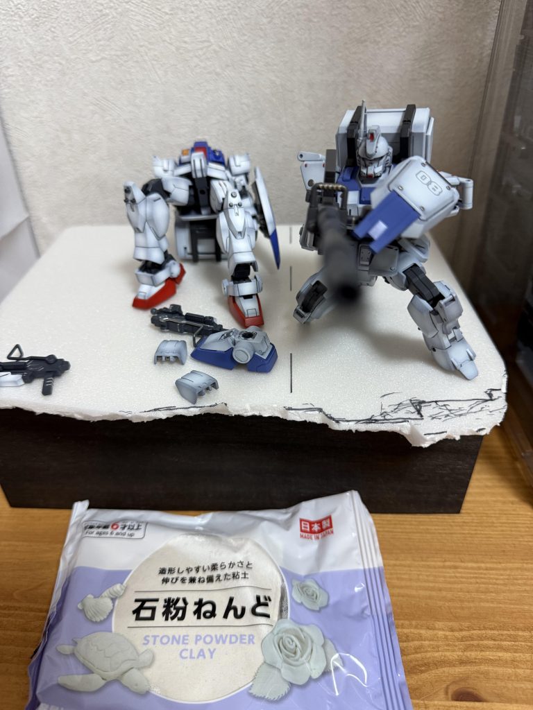 う~んイメージ通りのポーズならないです、足がぁ邪魔でEz8君傾きます。改造っすね( ´Д`)y━・~~ 技術問題あるので、石粉ねんど頼りで地べた凹凸で・・・なんて考えてますあとカレンのお股は穴埋めしなければ^o^