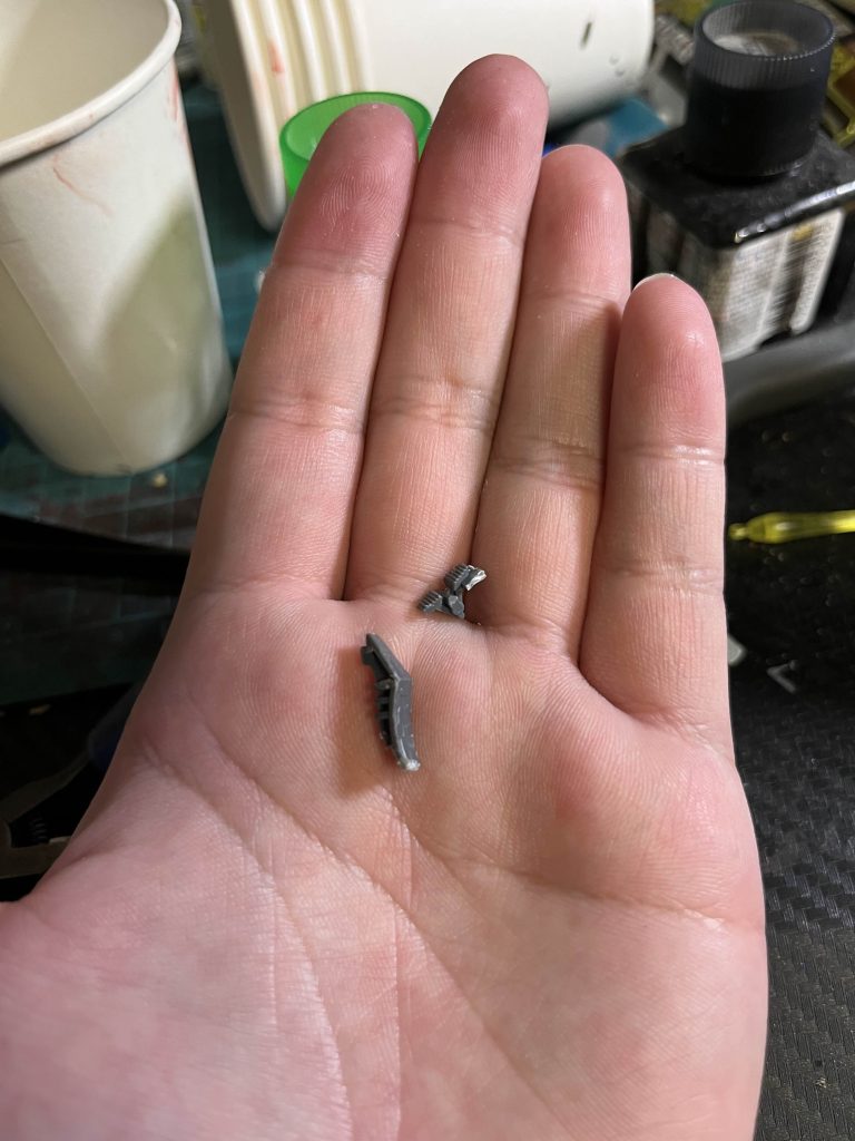 おまけこれはなぜかパーツが溶着しておりねじ切るしかなかったパーツの残骸です・・・