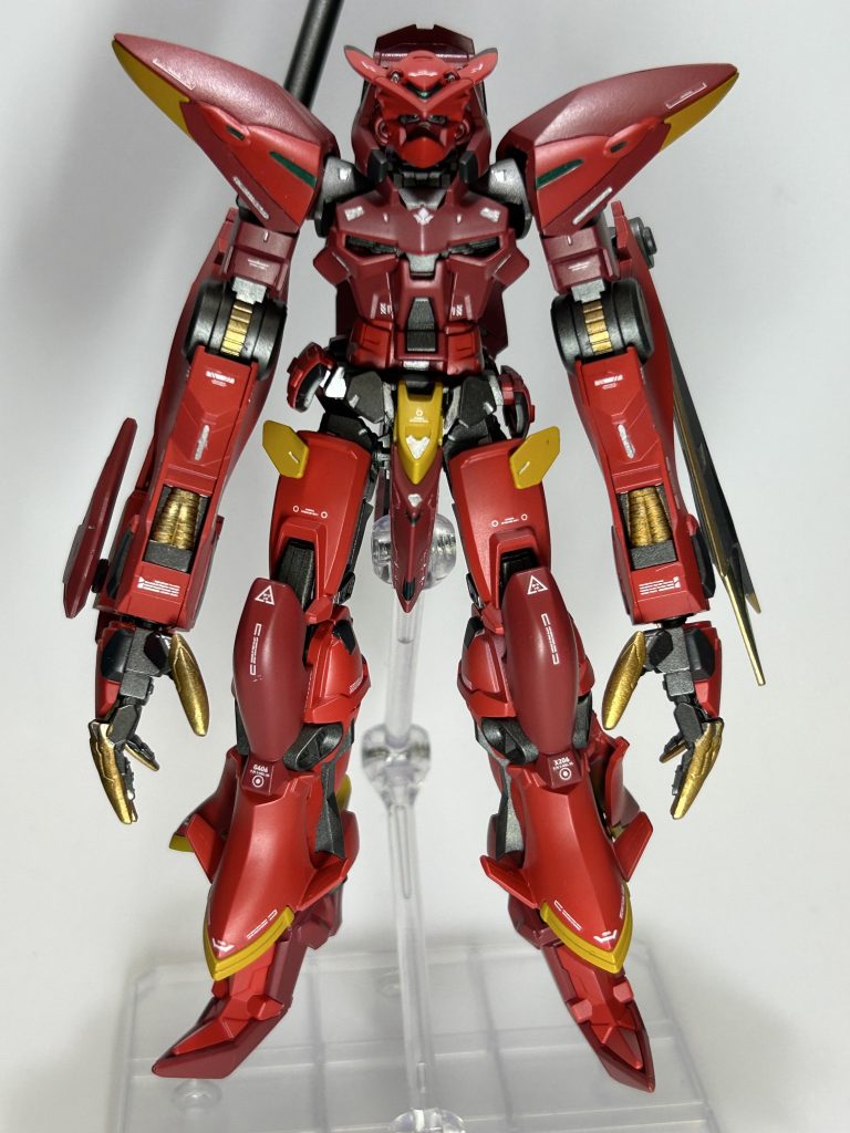 正面。両腕=バルバトスルプスレクス両肩=ブリッツ両脛サイド=ブリッツその他はゴールドフレーム天ミナです。 主な改造はスジの追加、全塗装、部分塗装、デカール貼り、艶消しトップコートです。