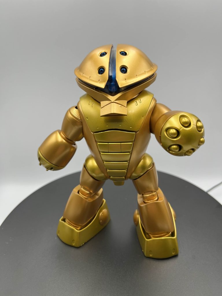 しっかしこいつ造形はいいんですが、可動域が狭いうえに全塗装でぎちぎちになってるんでマジでポージングが取らせられませんでした。上記に写真は精一杯のポージングの結果です