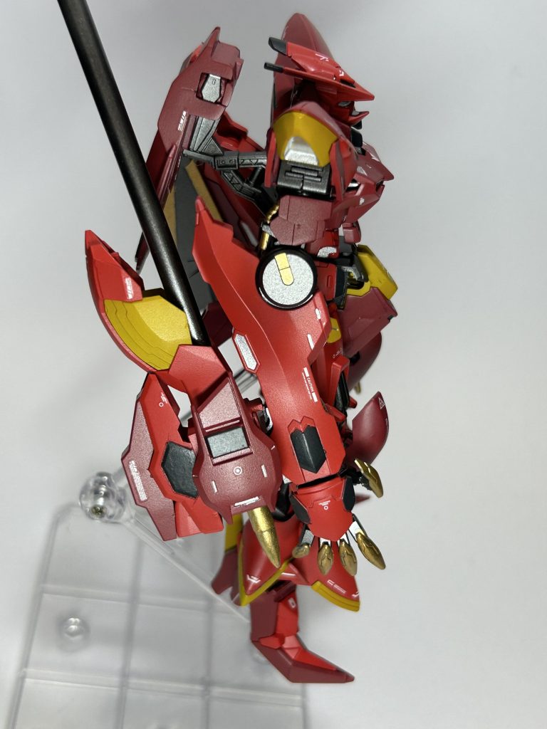 右横。今回のメイン武装のパイルバンカーです!!バルバトスルプスレクスの足をメインにプラ板箱組で軸を作り腕に装備しました。杭の部分はプラパイプです。