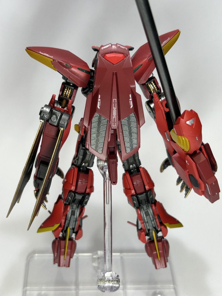 背面。天ミナのバックパックは結構武装と干渉するので、外したり切ったりして小型にしています。