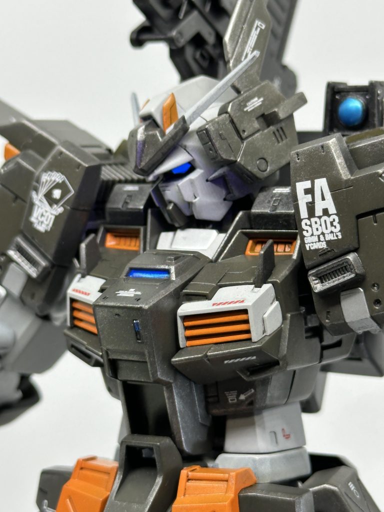 分かりづらいですが、ブルーライトで目などを発光できるようになってます