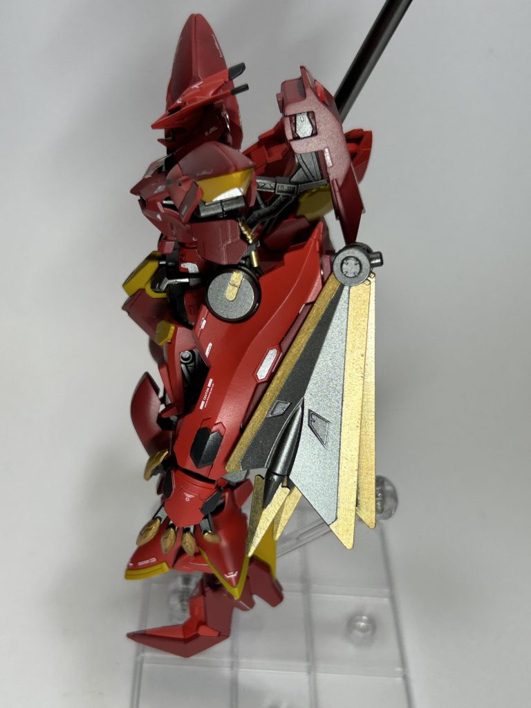 左横。天ミナの武装を腕に移植して、ブレード、シールド、アンカーの複合兵装としました。